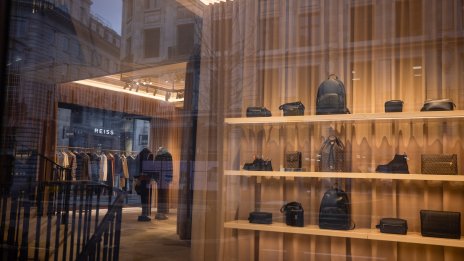 Richemont и Burberry са най-вероятни цели за придобиване в луксозната индустрия