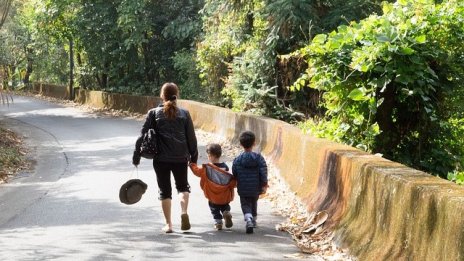 Приемат се заявления за осигуряване на детегледачи
