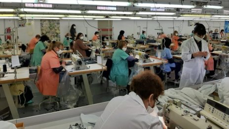 Борисов инспектира шиенето на маски и защитни облекла