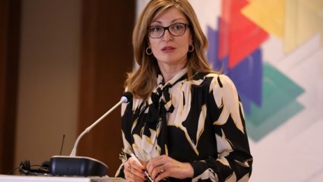 Захариева: Пътуванията в чужбина трябва да бъдат преустановени