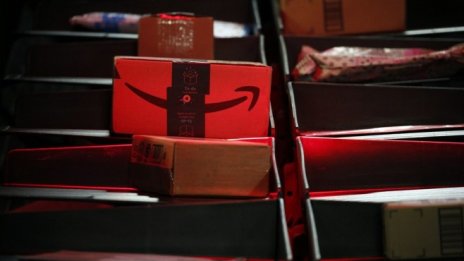 Amazon спира да приема несъществени продукти в складовете си