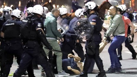 Сблъсъци между протестиращи и полиция в Белград заради нова блокада на столицата