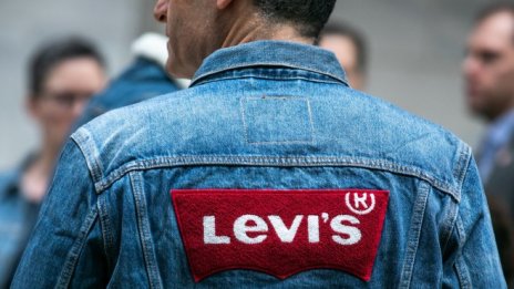 Пандемията срина приходите от продажби на Levi's с 62%