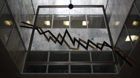 Wall Street реагира с понижения на одобрения проект за данъчни реформи