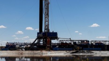 Продължаващото икономическо рестартиране оскъпява слабо петрола*