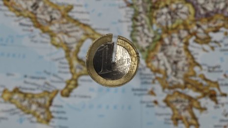S&P: Вече е по-вероятно Гърция да излезе от еврозоната, отколкото да остане