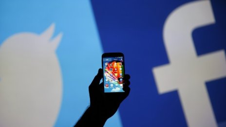 Графика на деня: Facebook изпреварва Twitter през първите две години