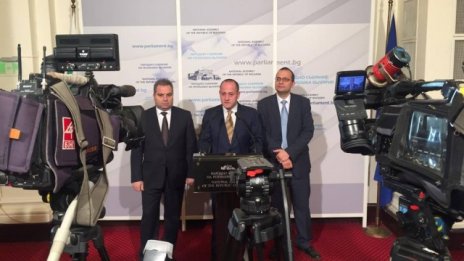 Гражданският съвет на РБ и ДСБ поискаха оставката на председателя на КФН