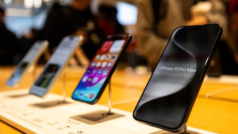 Пазарът на премиум смартфони записа рекордни продажби през 2023 г.