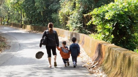 Затягат се правилата за получаване на семейни помощи