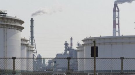 Неочакваният спад в американските суровинни запаси оскъпява леко петрола*