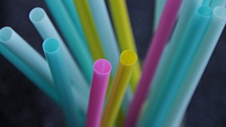 Великобритания ще забрани продажбата на пластмасови сламки