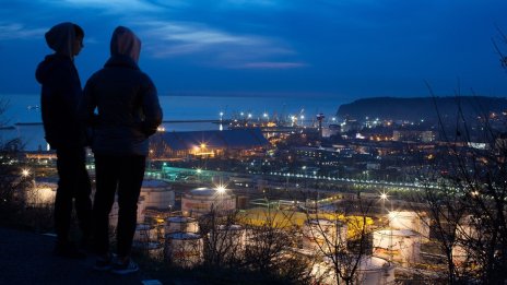 Скъсана язовирна стена спря работата на една от големите руски рафинерии