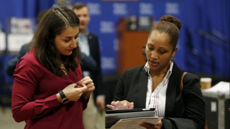 Заявките за помощи при безработица в САЩ се понижават до петседмично дъно