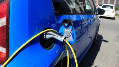 ЕК обмисля квоти за производство на електрически автомобили от 2025 г.?
