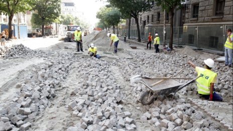 Майстор-павьор консултира ремонта на бул. "Дондуков"