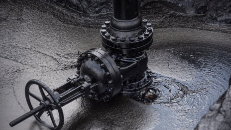 Петролът поевтинява, докато инвеститорите преценяват влиянието на митата на Тръмп*