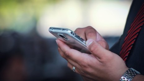 КЗП проверява случаи на начисляване на суми след получен SMS