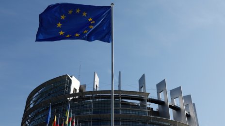 Евродепутати договориха облекчени правила за емисиите при колите