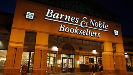 Продажбите на Barnes & Noble спадат за пето поредно тримесечие