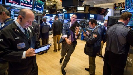Удължаването на националните блокади в редица страни по света помрачи Wall Street