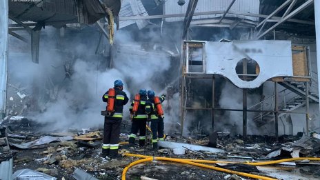 Руски изтребител се вряза в жилищна сграда в южния руски град Ейск, най-малко четирима загинали*