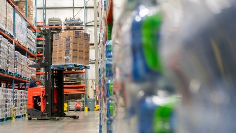 Доставчиците на услуги в САЩ отчитат скромен ръст през юни