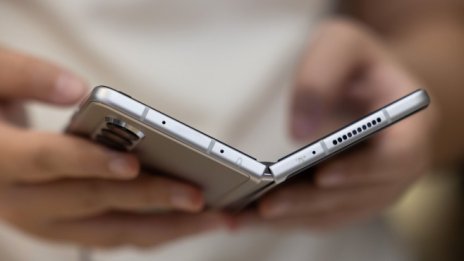 Рискованият залог на Samsung в огъващите се смартфони дава плодове