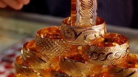 Нов рекорд за златото, доларът продължава да пада