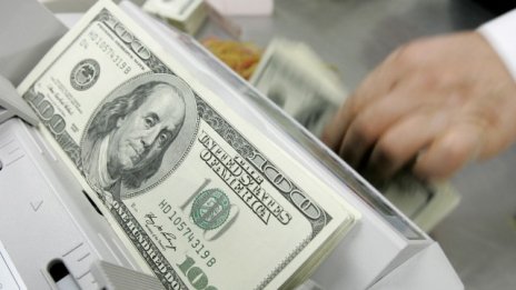 Доларът поскъпва уверено