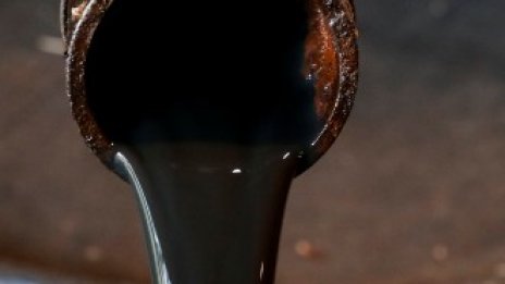 Новата търговска несигурност повлече цените на петрола надолу*