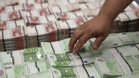 Еврото ли е смелият залог срещу долара?