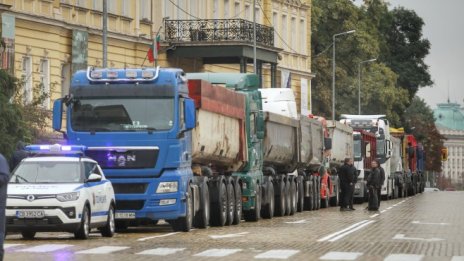 Пътни строители струпаха техниката си пред Министерския съвет