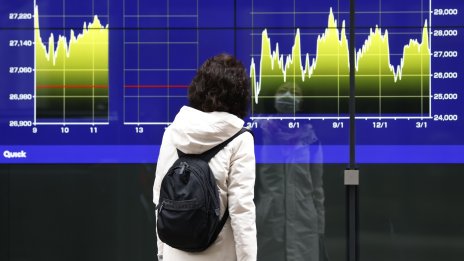 Продължава полетът на японските акции