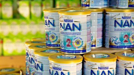 Nestle изтегля адаптирано бебешко мляко заради опасения за здравето
