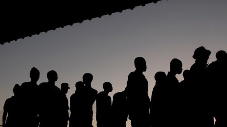 Германия предоставя пари на мигранти да се върнат в родината си 