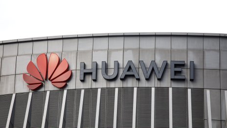 Huawei се завръща към ръст на приходите след години на оцеляване