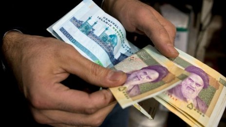  Иран фиксира курс на риала спрямо долара и ограничи притежаването на валута