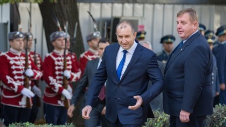 Р. Радев: Призовавам премиера да запазим радиомълчание за изтребителите