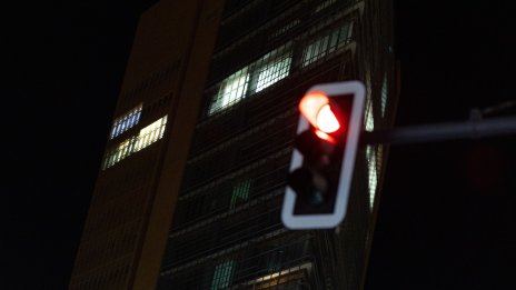 Световните икономически светофари светят предупредително в червено