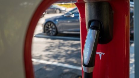 Tesla подобрява печалбата, но не и приходите