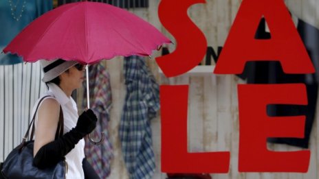 Продажбите на дребно в Япония се свиват трети пореден месец