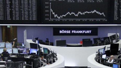 Масови разпродажби потопиха борсите в Европа дълбоко на червена територия