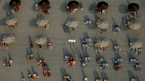 Бумът на пътуванията в чужбина и към България се охлажда в разгара на лятото