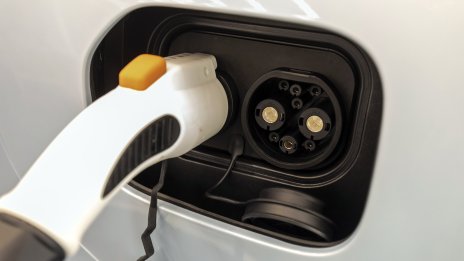 Volkswagen и Xpeng разширяват партньорството си до зарядни станции