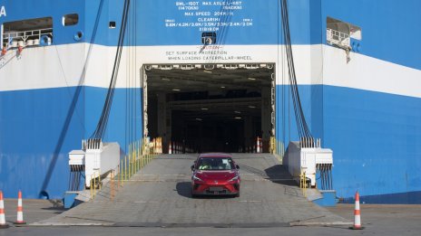 Европейските пристанища се превръщат в автомобилни паркинги заради трупащия се внос