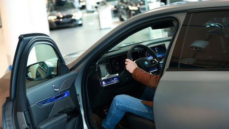 BMW очаква премиум моделите да стимулират продажбите на електромобили през 2024 г.