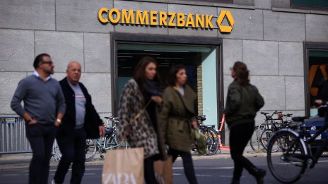 Печалбата на Commerzbank се свива с 52%