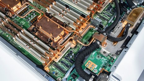 Приходите на Lenovo надхвърлиха прогнозите в знак за силно търсене на изкуствен интелект