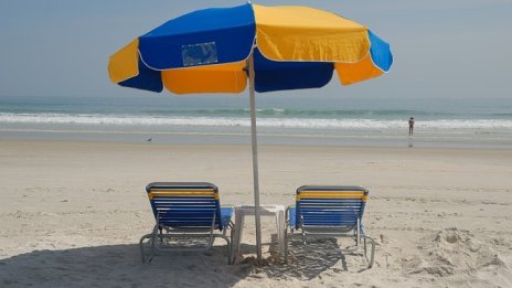 За сянка и шезлонг на централния плаж в Бургас вече ще се плаща